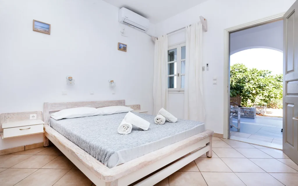 studio with garden view (5)