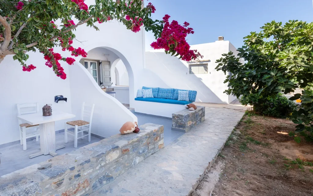 studio with garden view (8)