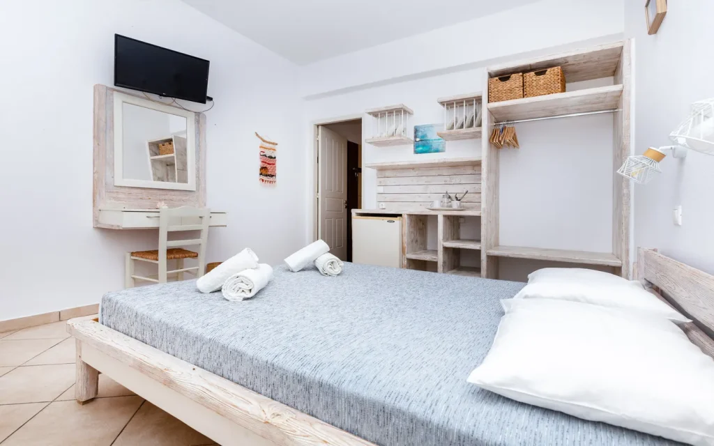 Double Room with Patio (3)